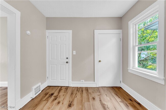 Building Photo - 2303 Montclair Ave