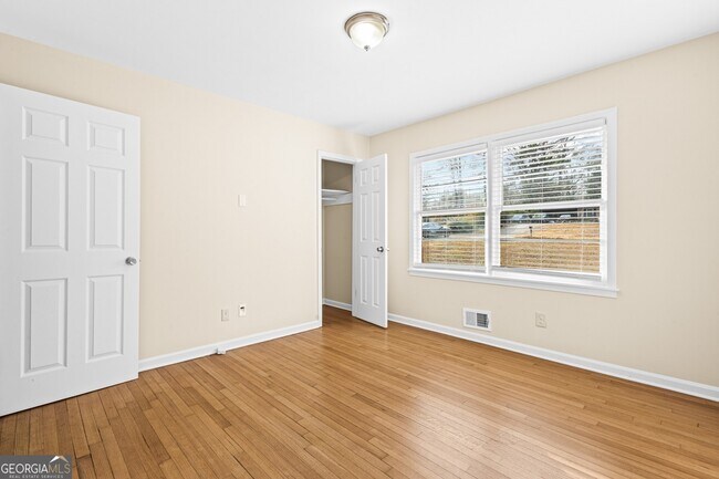 Building Photo - 816 Valley Creek Dr