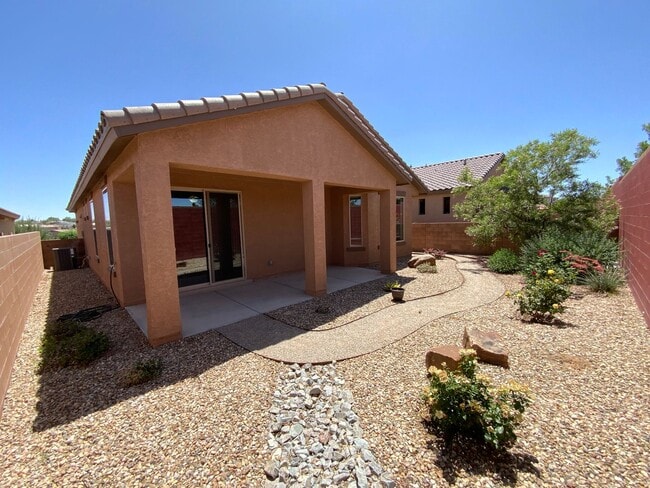 Building Photo - 3 Bedroom Single Story Home in Loma Colora...