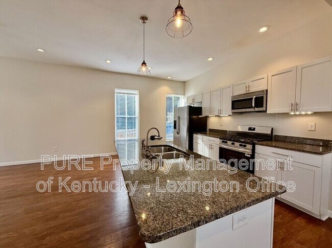 Building Photo - 611 N Broadway