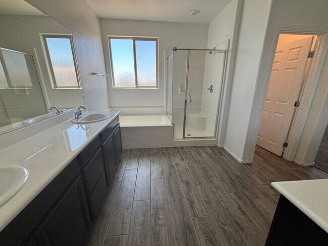 Building Photo - Charming 3-Bedroom Home with Spacious Back...