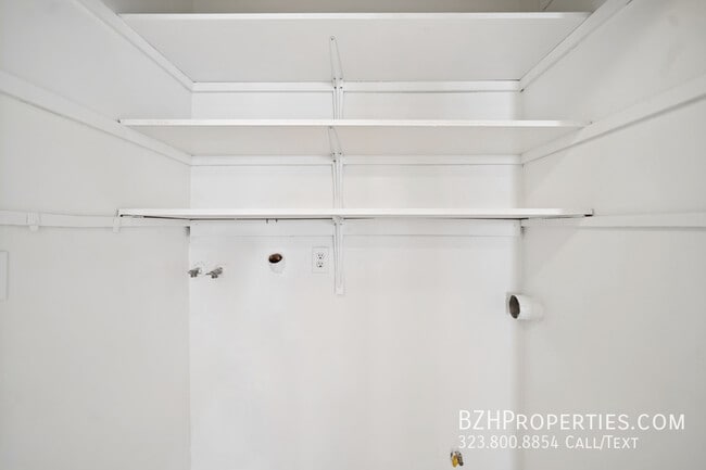 Building Photo - 333 S Elm Dr