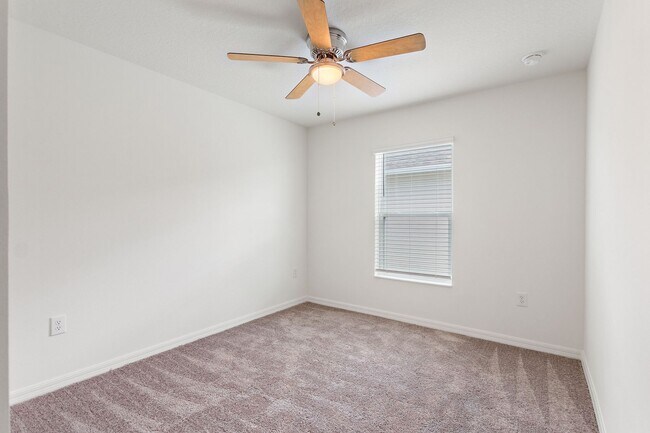 Building Photo - Beautiful Newer Build! Pet-Friendly 4-Bedr...