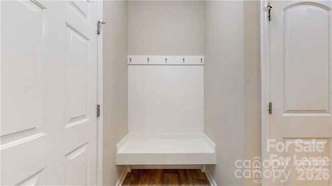 Building Photo - 8550 River Ridge Dr