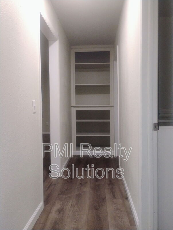 Building Photo - 913 N Creek Ave