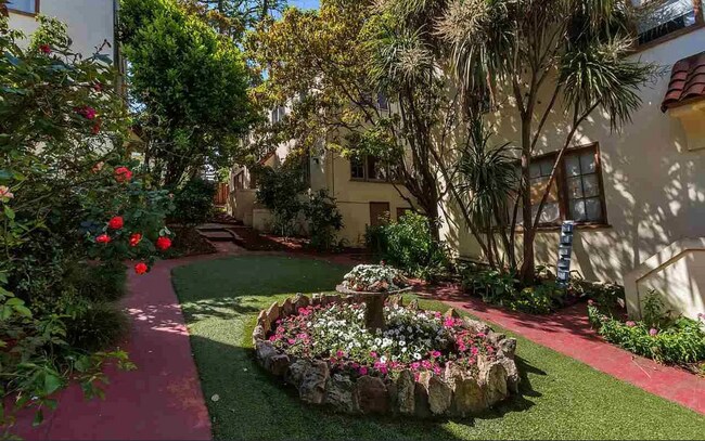 Building Photo - Beautiful Spanish townhouse with parking and in unit laundry!