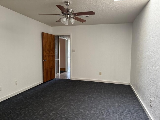 Building Photo - 702 Omega Cir