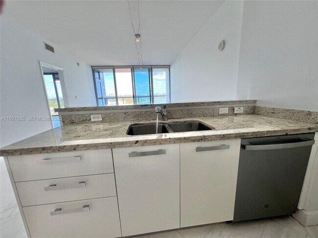 Building Photo - 601 NE 36th St