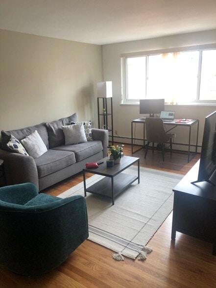 living room - 515 W Wrightwood Ave