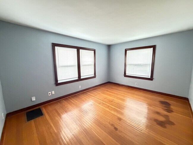 Building Photo - 307 Kingston Ave