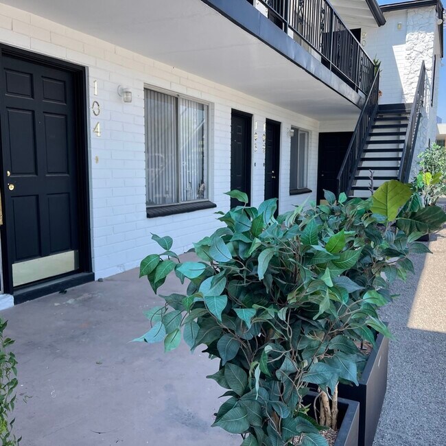 Nice Building and Doors, welcome home! - 301 W Helen St