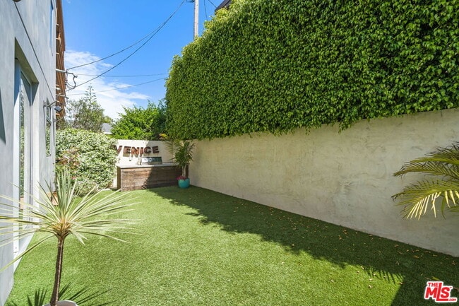 Building Photo - 808 Brooks Ave