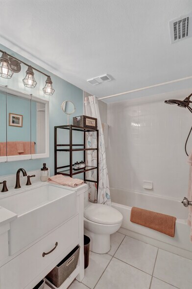 Second bedroom bathroom - 5224 Lake Village Dr