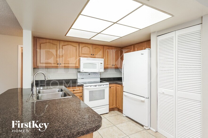 Building Photo - 3413 SE 11th Ave