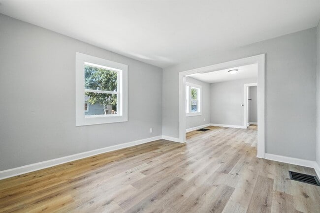 Building Photo - 2526 Caroline Ave
