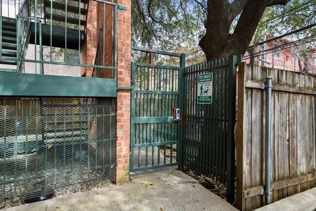 Building Photo - 2811 Rio Grande St