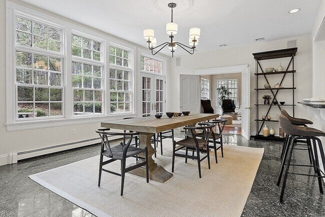 Building Photo - 451 Wellesley St