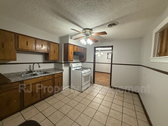 Building Photo - 1450 Gold Ave