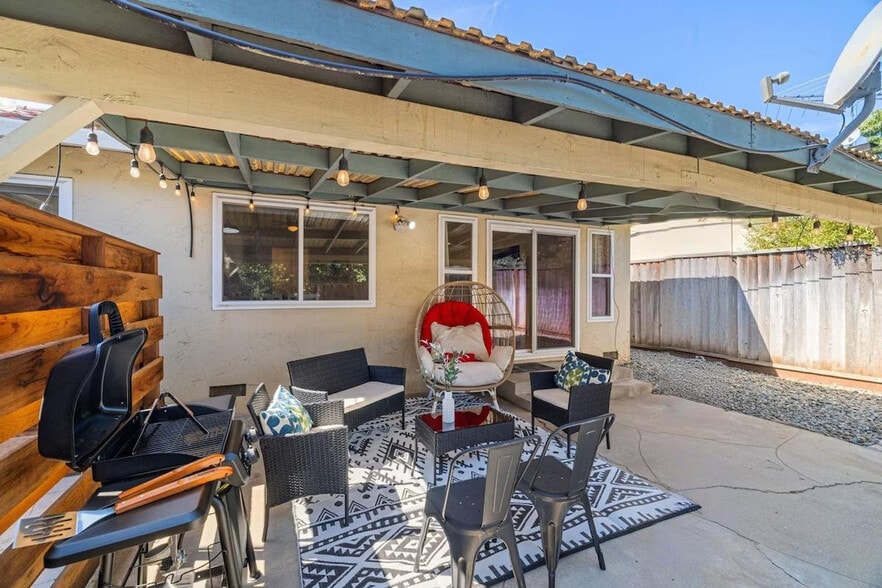 Building Photo - 919 Redbird Dr