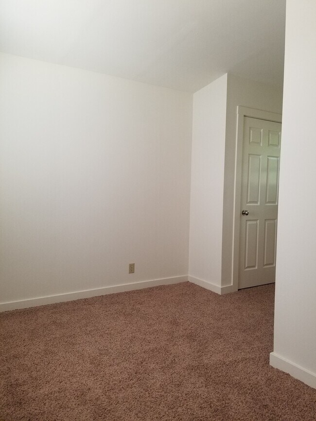 Building Photo - ***AUGUST 2027*** 5 Bed 3 Bath House Downtown