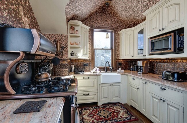 Building Photo - Winter rental! Luxury 4 bed, 3 bath home i...