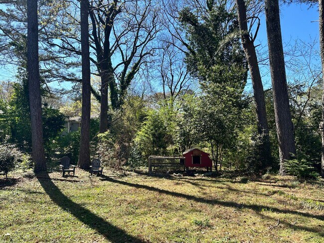 Building Photo - 3 bedroom 2 bath home in a great area filled with tons of extras you will LOVE!