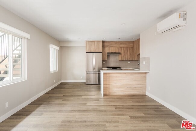Building Photo - 1307 Tamarind Ave