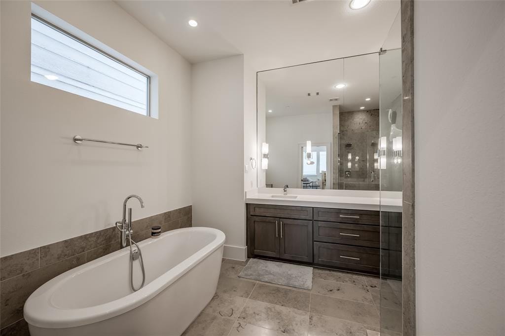 3rd Floor Master Bath - 1912 Maryland St