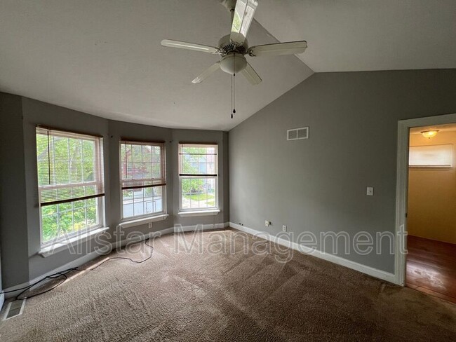 Building Photo - 10631 Englewood Ave