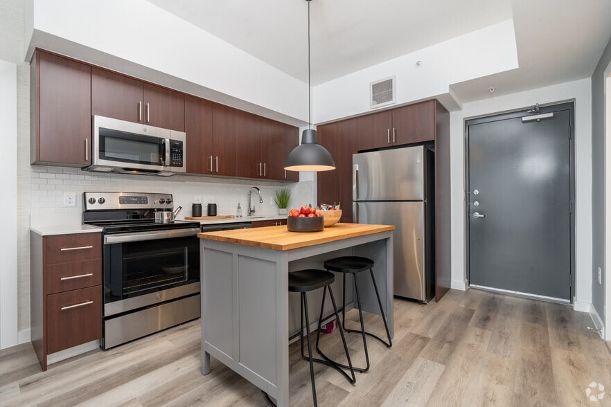 2BR, 2BA - 851SF- Kitchen - Resia Rayzor Ranch