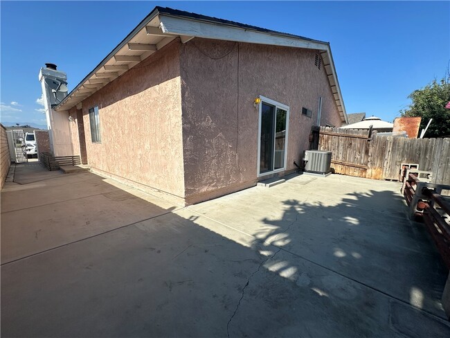 Building Photo - 4631 Oceanside Dr