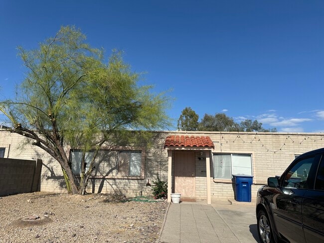 Primary Photo - 2621 S Calle Yucatan