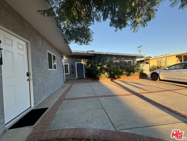 Building Photo - 10824 Paso Robles Ave