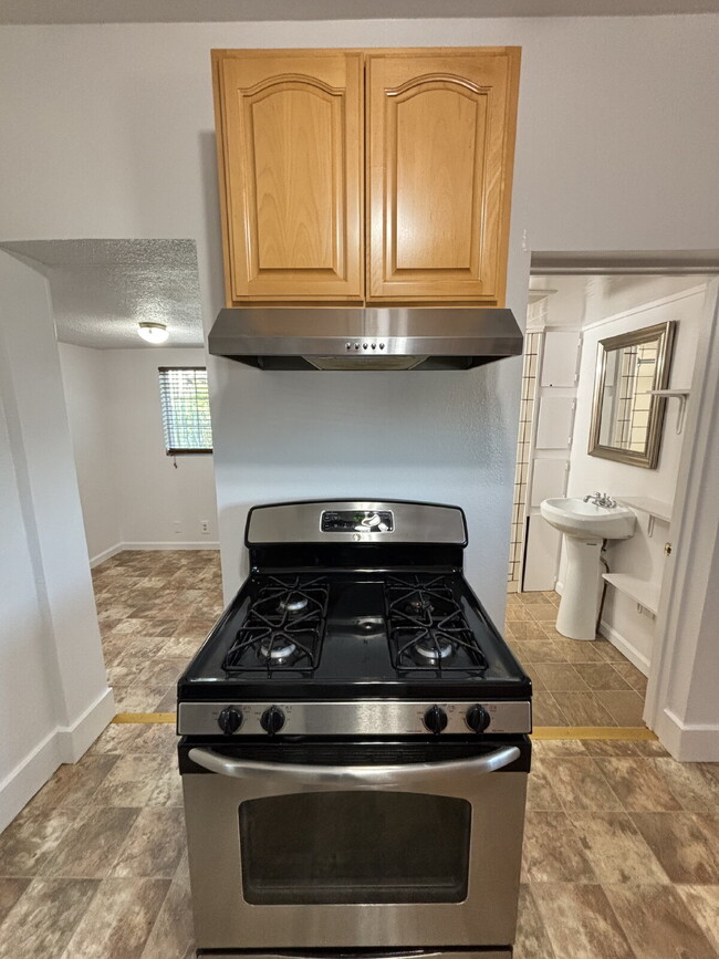 Building Photo - "Charming 1-Bedroom Sanctuary with Granite...