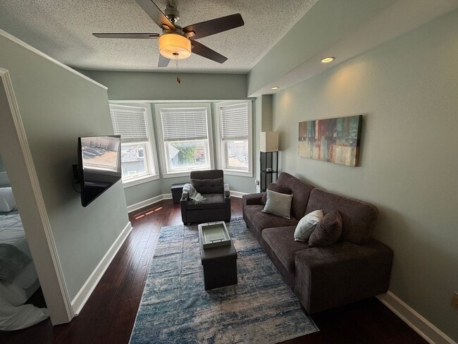 Building Photo - FULLY FURNISHED - Move in ready 1 bed & 1 ...