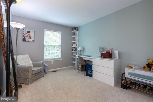 Building Photo - Stylish and Spacious Townhome with Open Floor Plan and Updated Kitchen