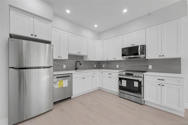 Building Photo - 10 Market St