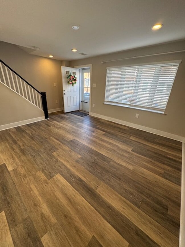 Building Photo - Beauty in Marconi Park West 3 Beds finishe...