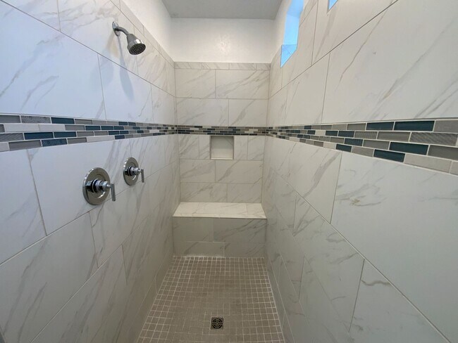 Building Photo - 5 Bedroom Luxury Home Available Near Louis...