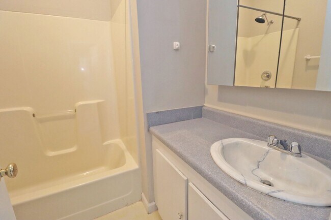 Building Photo - 1 Bedroom, 1 Bathroom Cottage in Heathwood - Available Now!