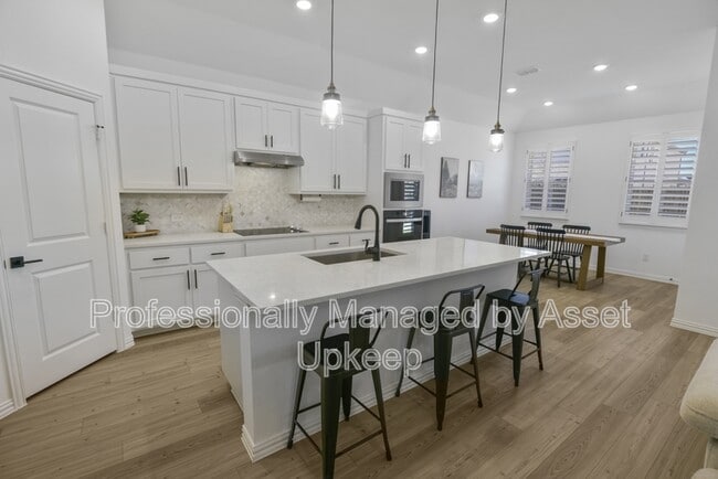 Building Photo - 702 Charity Dr