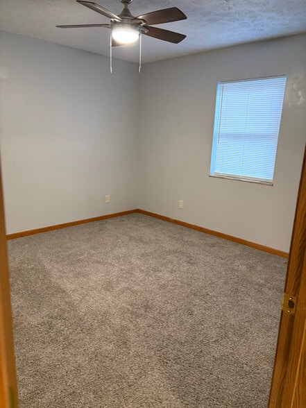 Building Photo - 1112 1/2 Hocking Rd