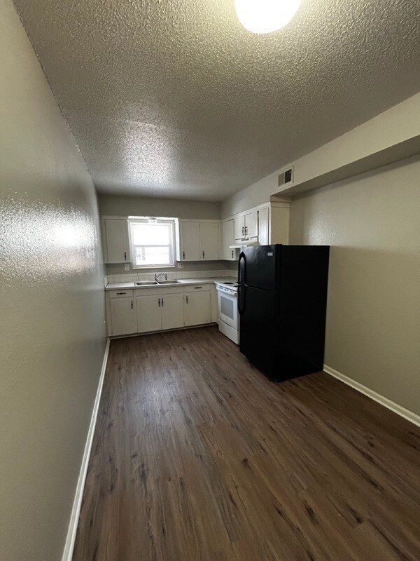 Building Photo - 1413 W Maple Ave