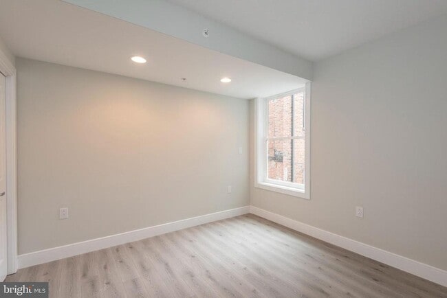 Building Photo - 1133 E Columbia Ave