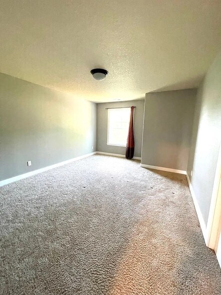 bedroom 3 - 831 NW Douglas Pl
