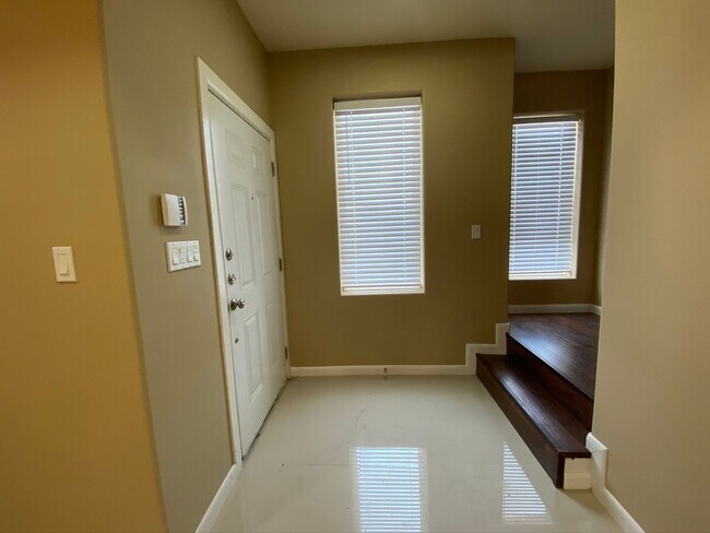 Building Photo - 3Bed/2.5 Bath Townhome, Mcallen TX