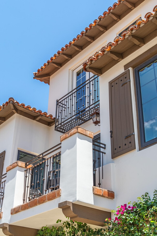 Building Photo - 233 Calle La Soledad