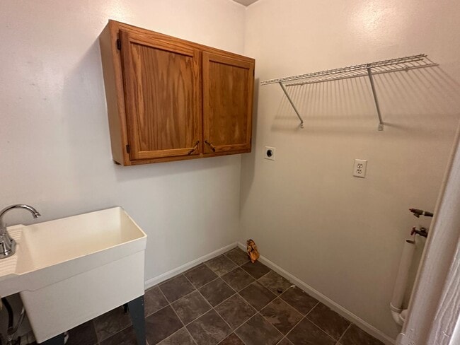Building Photo - Delhi- Spacious 3 bedroom 2 bath in OHSD