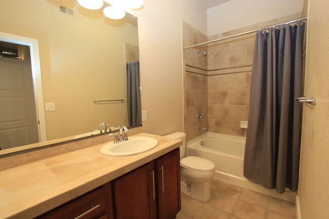 Building Photo - Gorgeous Corner Unit DTC Condo