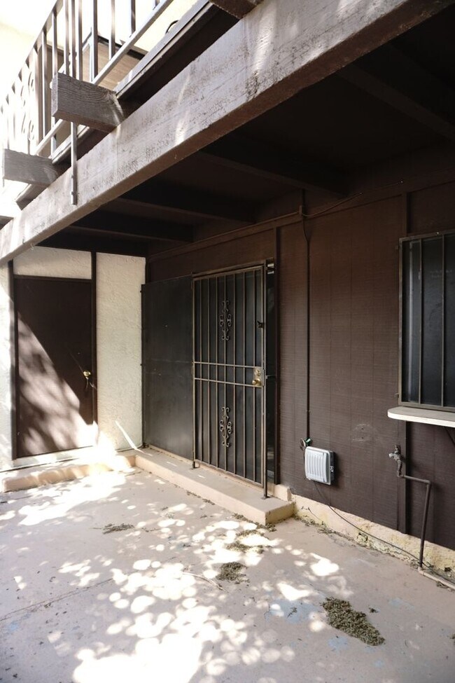 Building Photo - 1405 Vegas Valley Dr